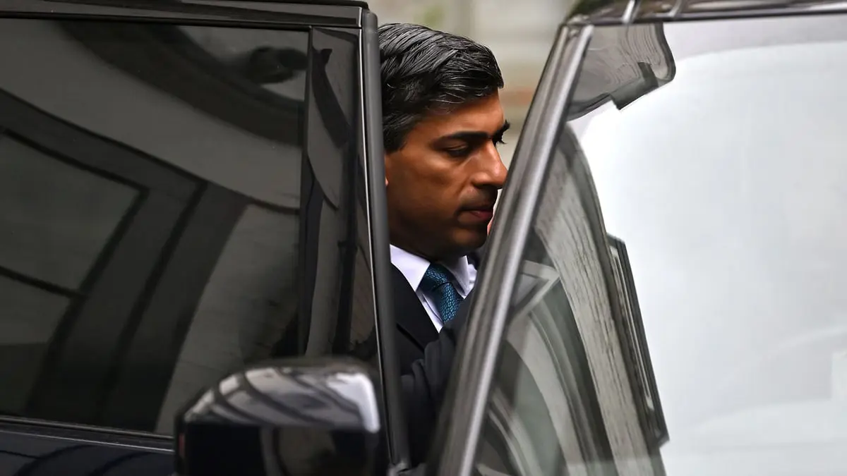 تغريم رئيس وزراء بريطانيا لعدم ارتدائه حزام الأمان