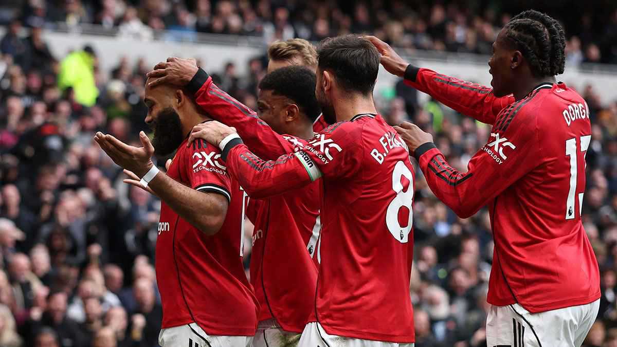 من هو نجم مانشستر يونايتد الذي يشبه محمد صلاح؟ (فيديو)