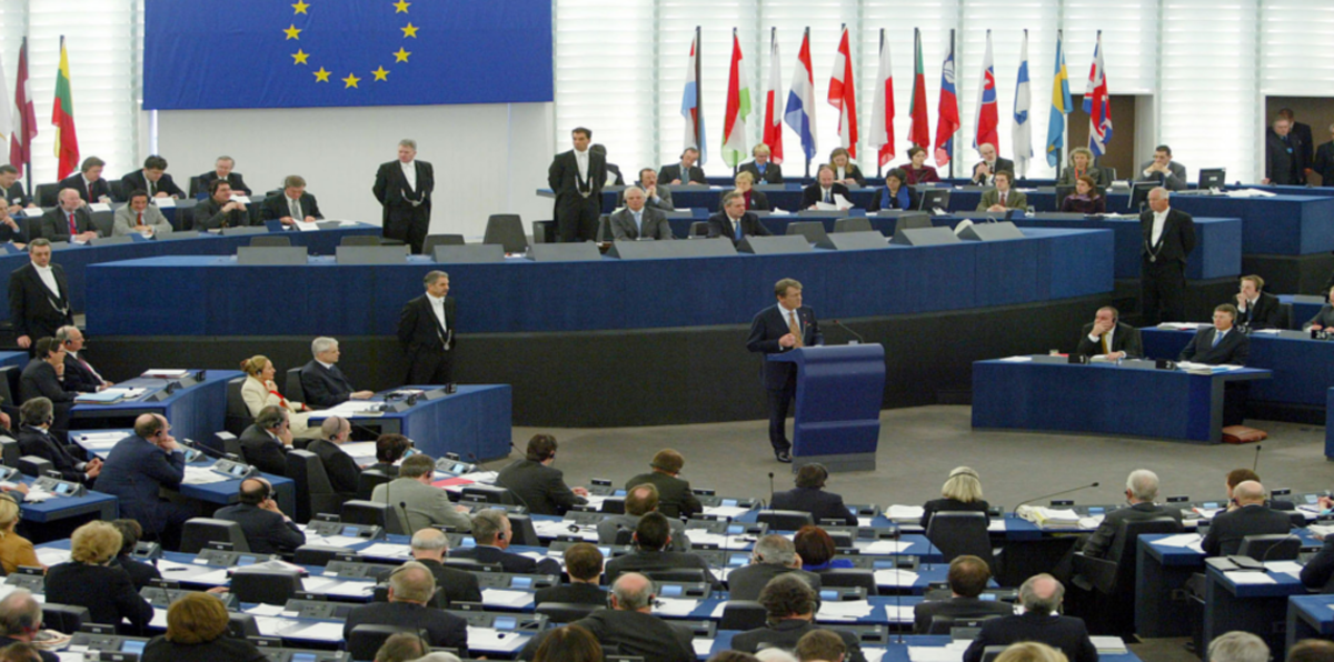 رغم وعود ماكرون.. البرلمان الأوروبي يدرج تونس ضمن القائمة السوداء لغسيل الأموال