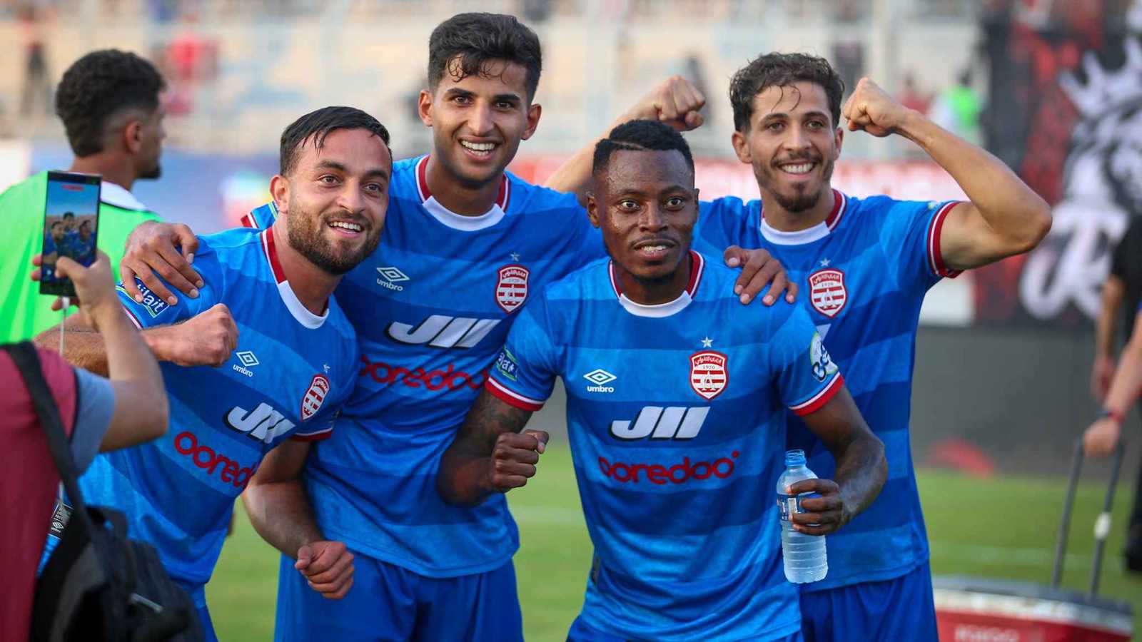 أليو سيسيه يكافئ لاعبي الإفريقي التونسي بعد بداية لافتة في الدوري