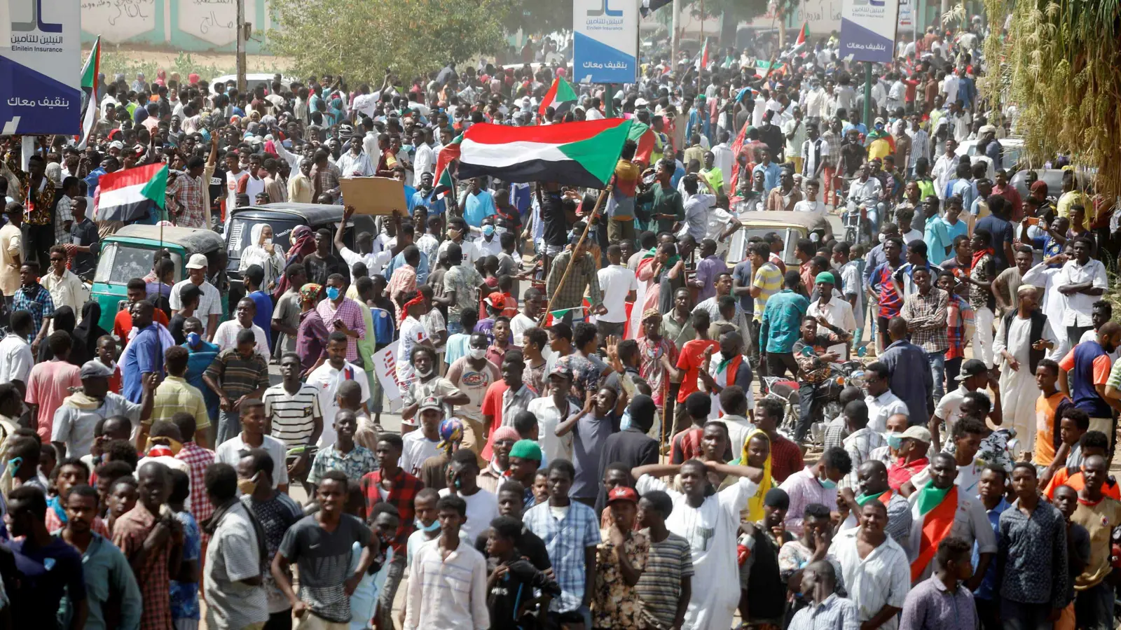 السودان.. غضب شعبي إثر استهزاء ميليشيا مسلحة بـ"الثورة"