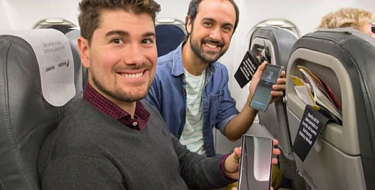 اعتذارًا عن نوت7.. سامسونغ توزع هواتف نوت 8 على ركاب طائرة (صور)