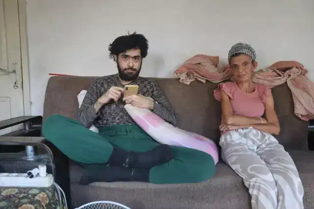 الشاب التركي مع والدته