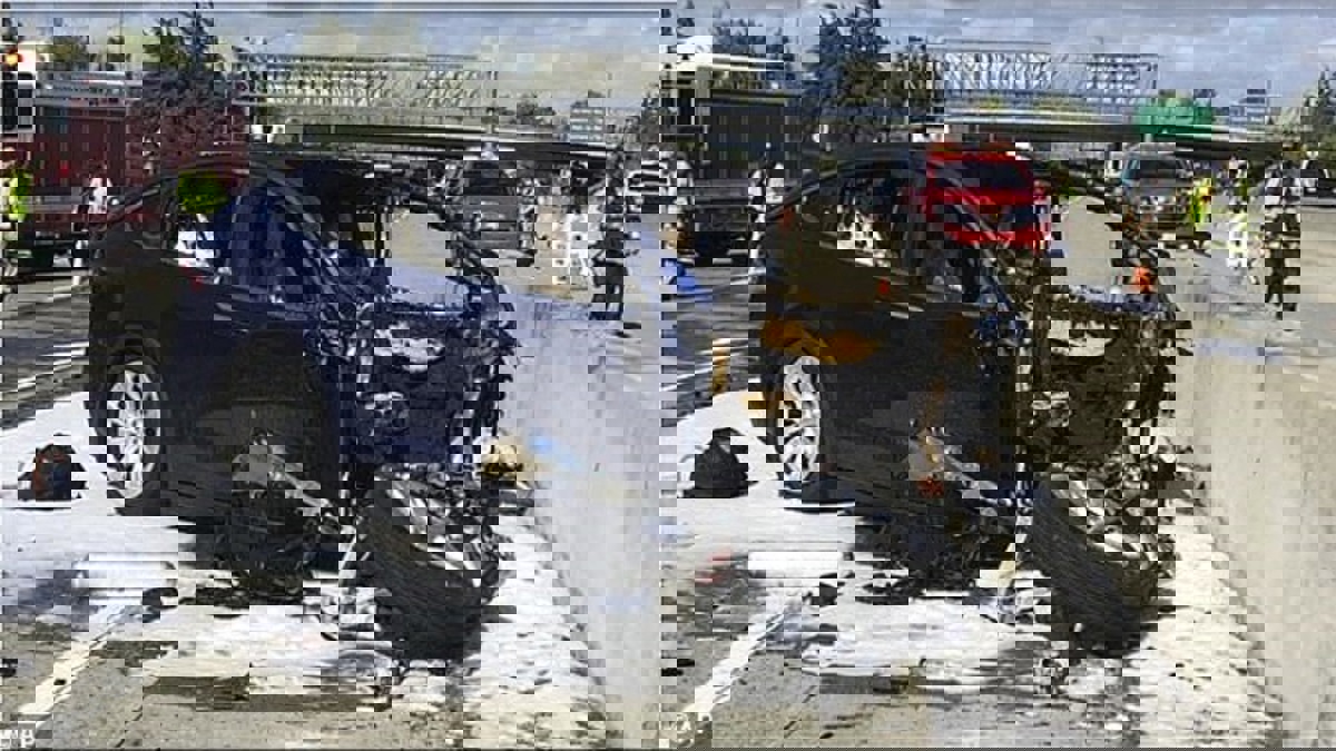 تحقيق أمريكي بشأن سيارات "تسلا" بعد حوادث مريبة