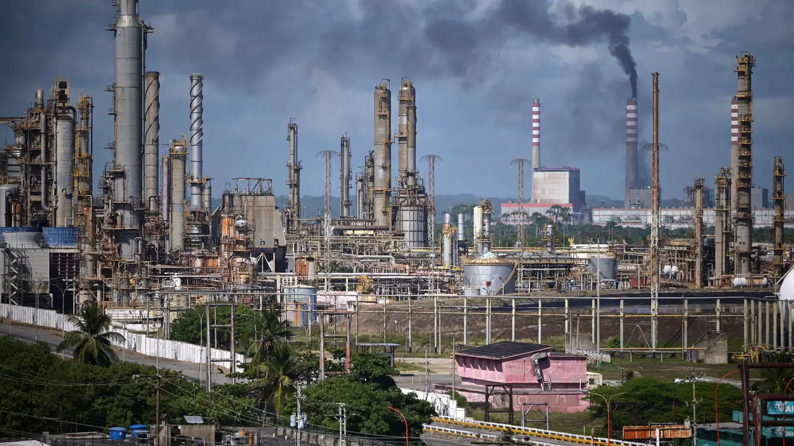 بإشراف واشنطن.. 5 شركات نفطية كبرى تستأنف نشاطها في فنزويلا