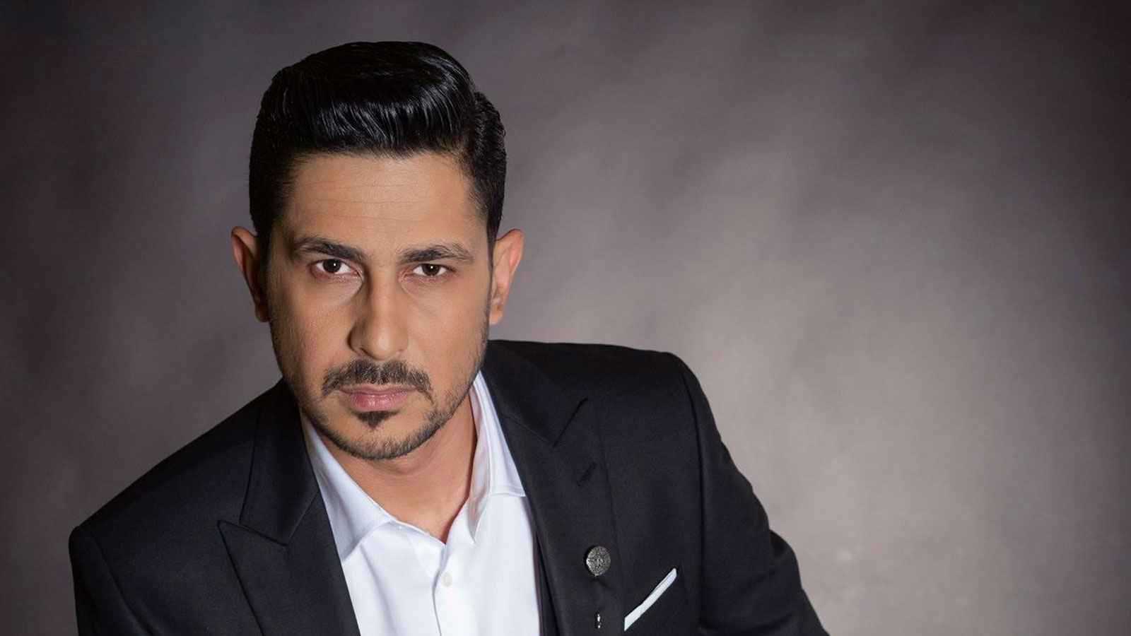 محمد خيري يبكي زياد الرحباني على المسرح (فيديو)