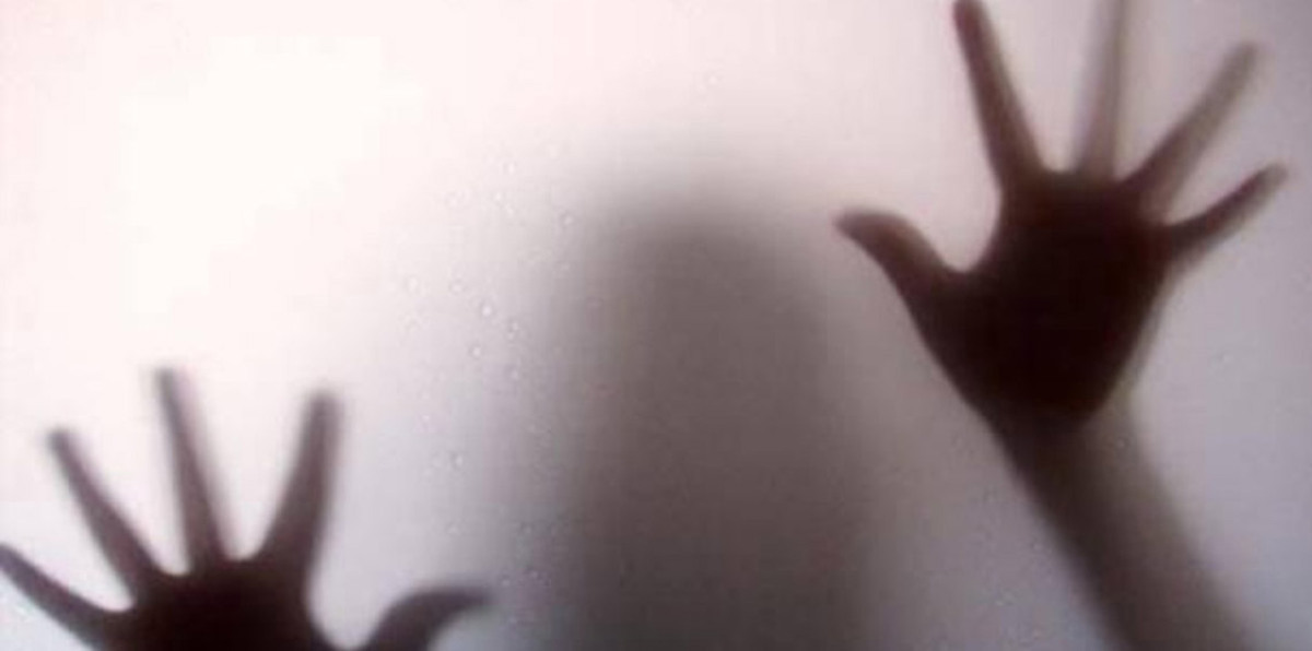 مسؤول بنكي سابق بالسعودية وصديقه يغرران بـ3 طالبات و"اتصال" ينقذهن