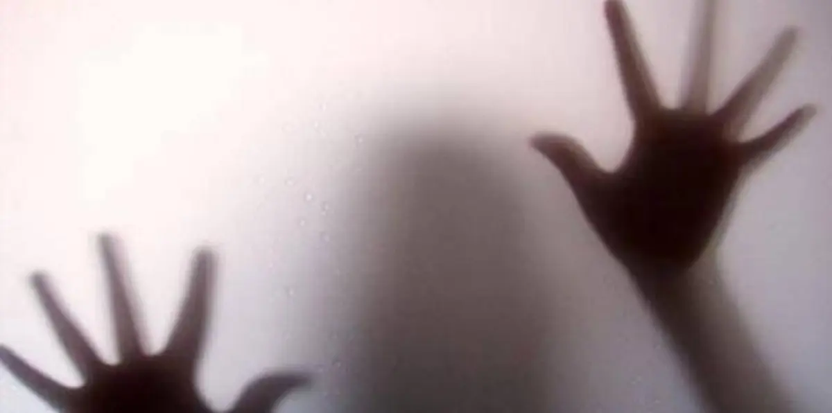 مسؤول بنكي سابق بالسعودية وصديقه يغرران بـ3 طالبات و"اتصال" ينقذهن