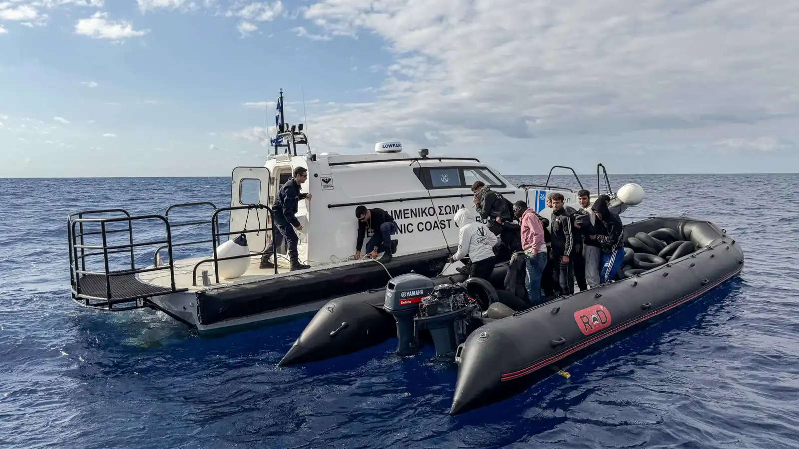 مقتل طفل وامرأة بغرق قارب مهاجرين قبالة جزر اليونان