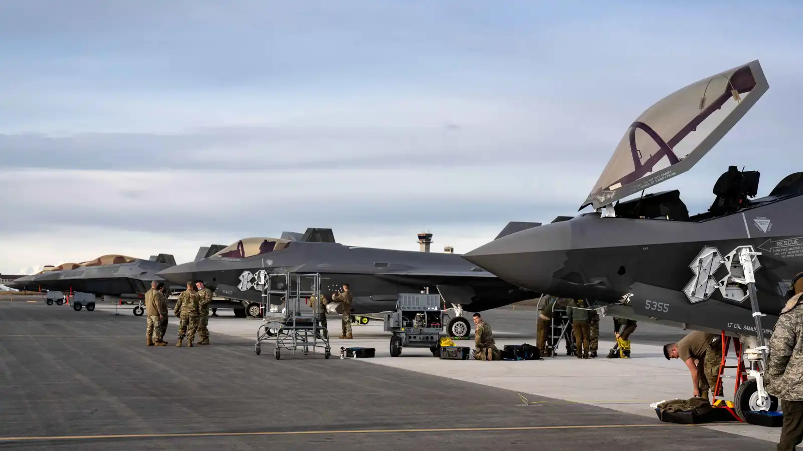 "F-22" في تل أبيب.. ساعة الهجوم على إيران "تقترب"