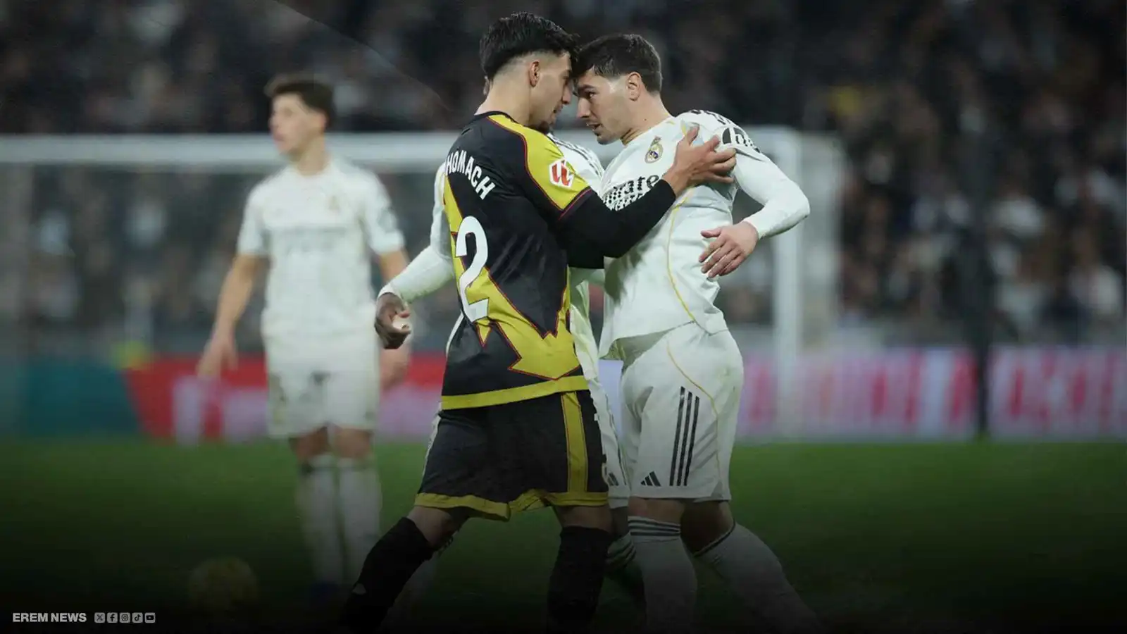 صدام مباشر.. ماذا دار بين دياز وأخوماش في سانتياغو برنابيو؟ (فيديو إرم)