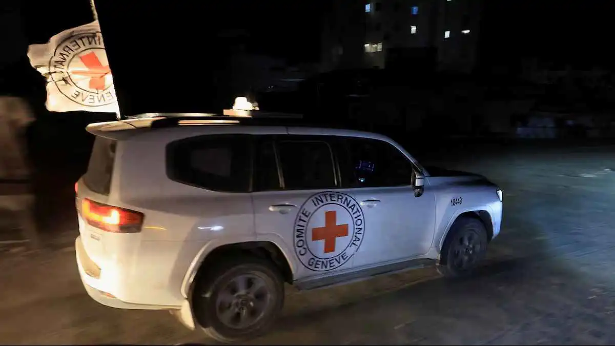 الجيش الإسرائيلي يفحص جثة رهينة استلمها من حماس والجهاد في غزة