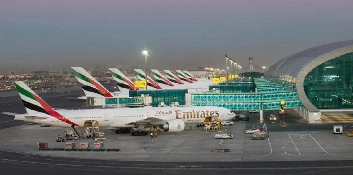 الطقس يؤخر ويحول عشرات الرحلات من مطاري أبوظبي ودبي