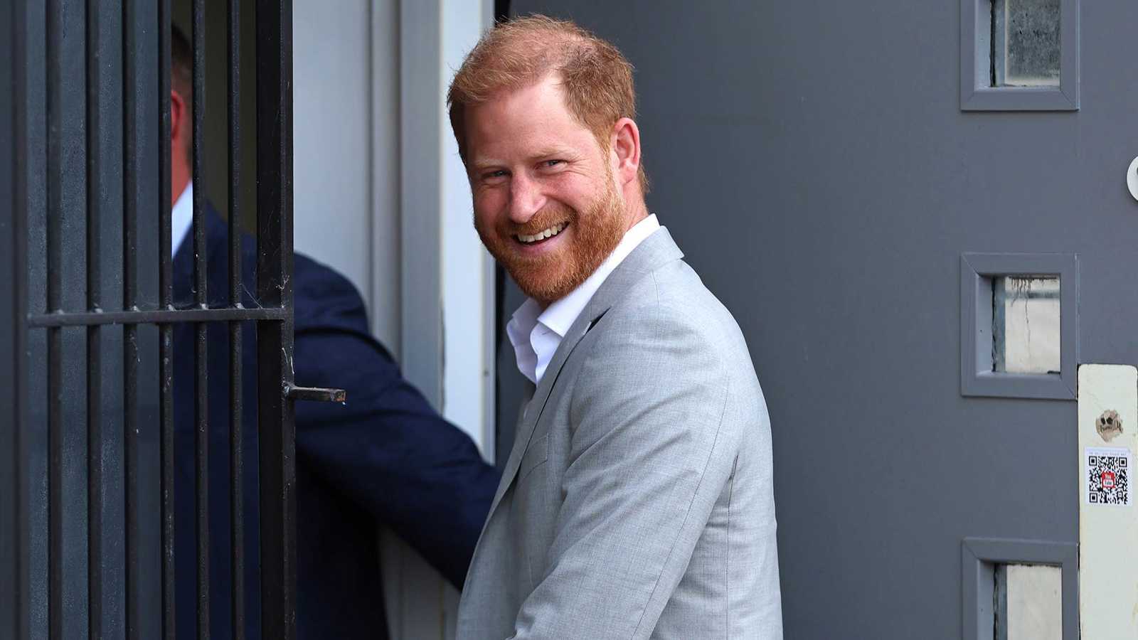 بعد القطيعة.. الأمير هاري يهدي الملك تشارلز صورة لطفليه