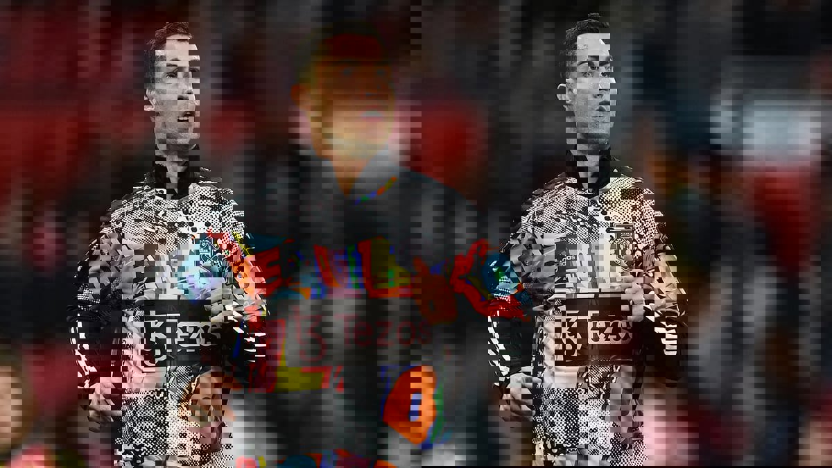 كريستيانو رونالدو يتجاهل مصافحة غاري نيفيل (فيديو)