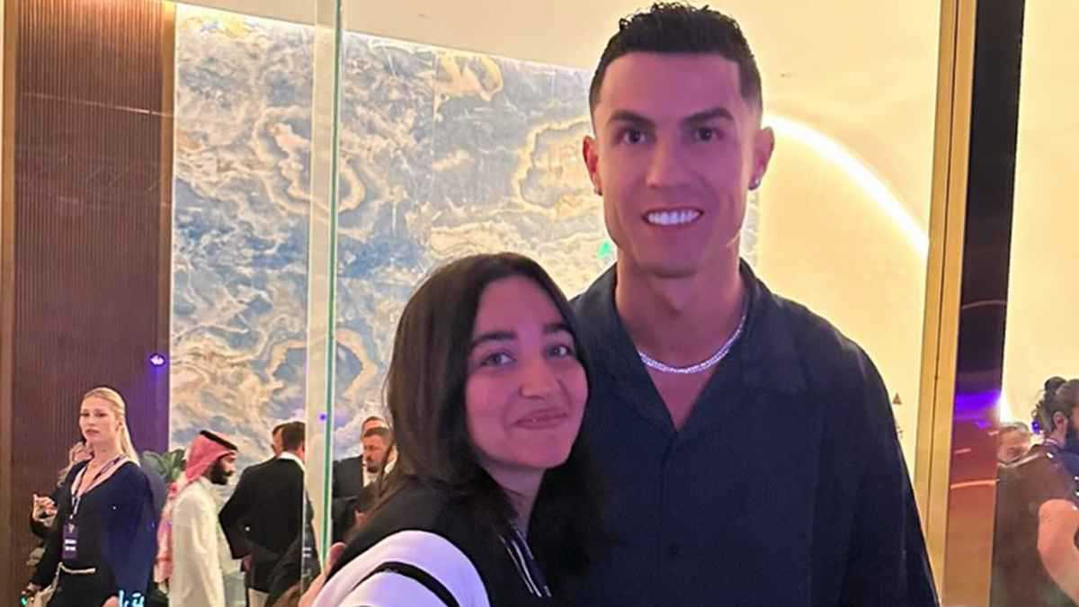 ابنة مطرب مصري شهير تظهر برفقة كريستيانو رونالدو (صورة)