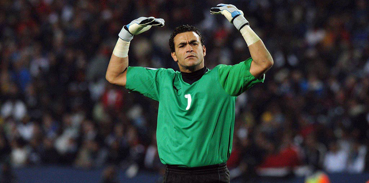 بالصور.. لماذا انحنى الحضري لحارس الزمالك البديل؟