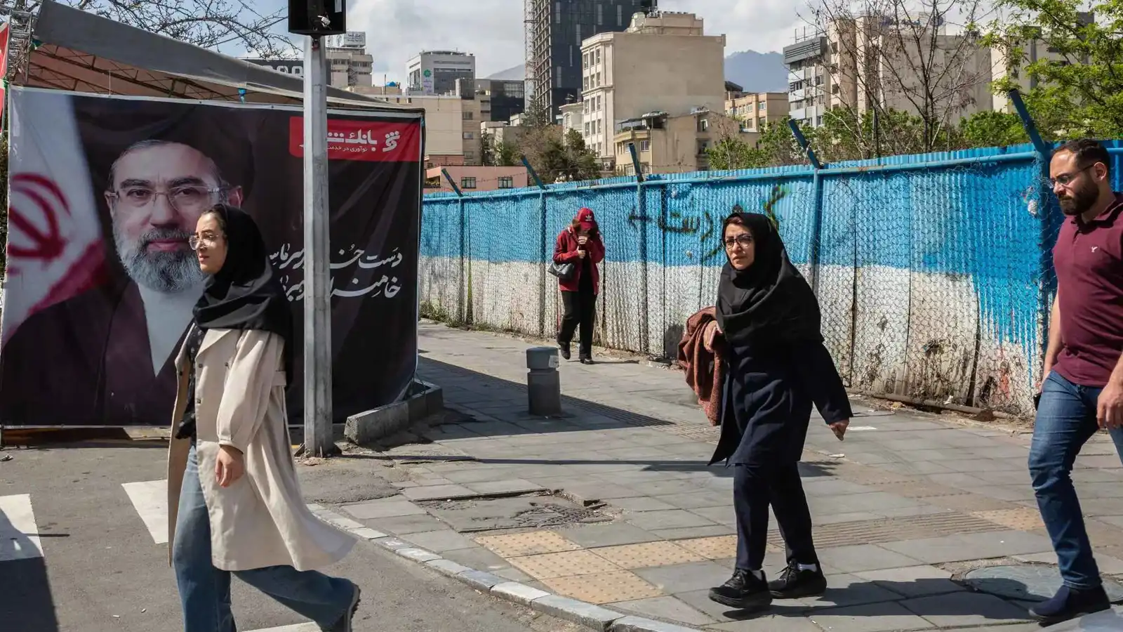 كيف يتم التواصل بين قادة "الحرس الثوري" ومجتبى في إيران؟