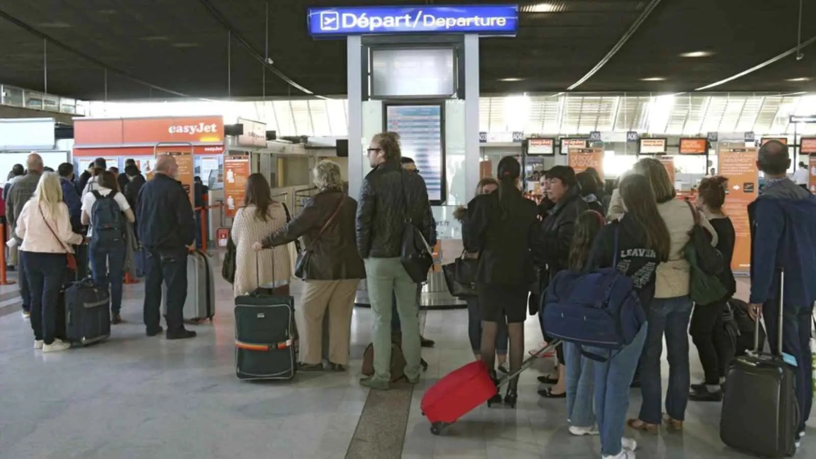 إلغاء مئات الرحلات الجوية في فرنسا بسبب إضراب "ضخم"