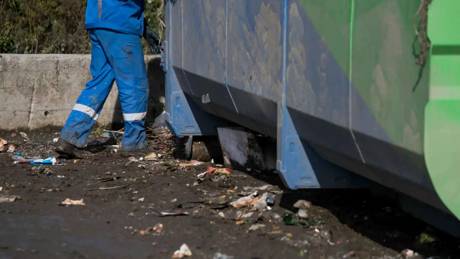 تفاعل رسمي مع قضية تنمُّر على عامل نظافة في دير الزور (فيديو)