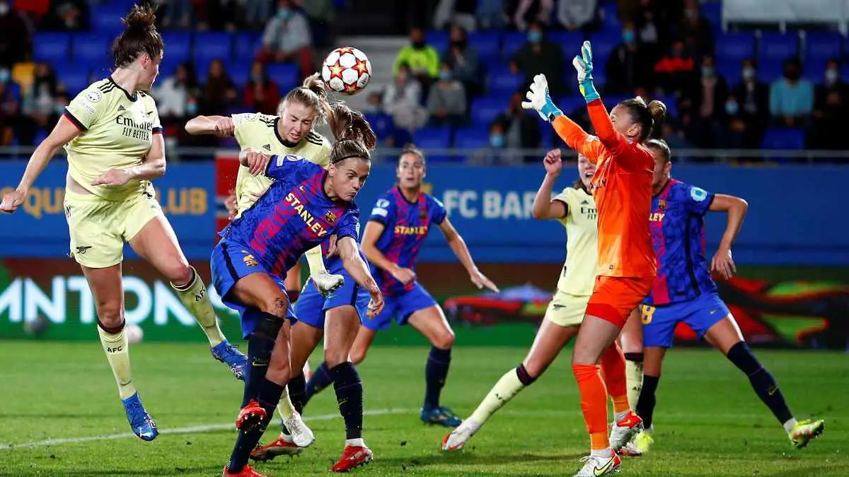 تواصل مع النادي.. لصّ يسرق كأس دوري الأبطال قبل مباراة برشلونة وآرسنال (فيديو)