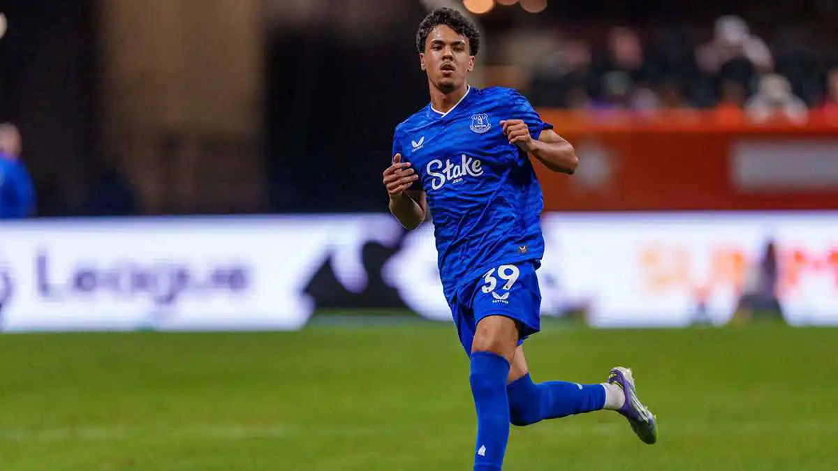 رد مثير من المغربي آدم آزنو على دعم ناديه لزميله السنغالي (صورة)