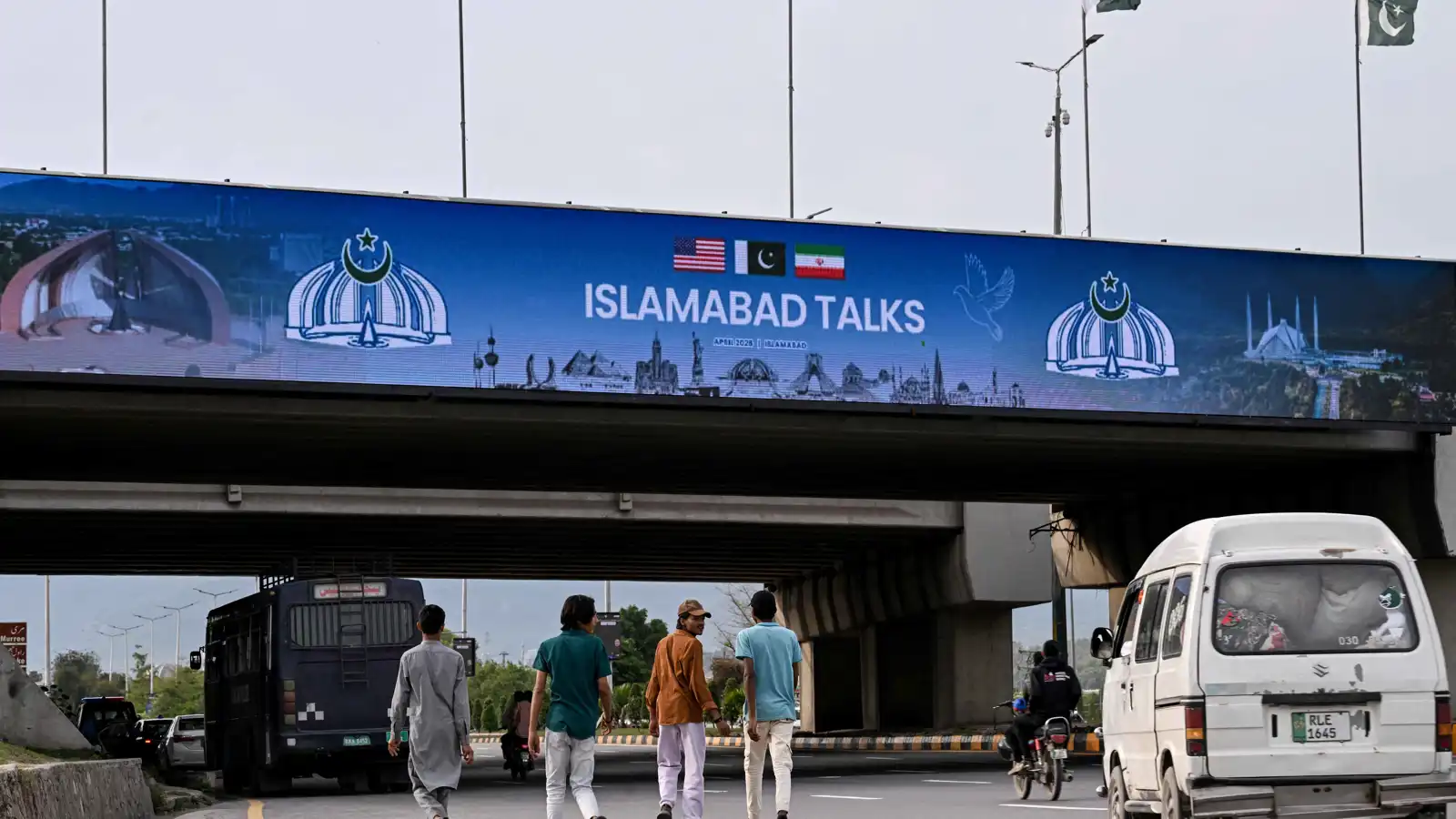 لوحة في شوارع إسلام آباد حول المحادثات الإيرانية الأمريكية 