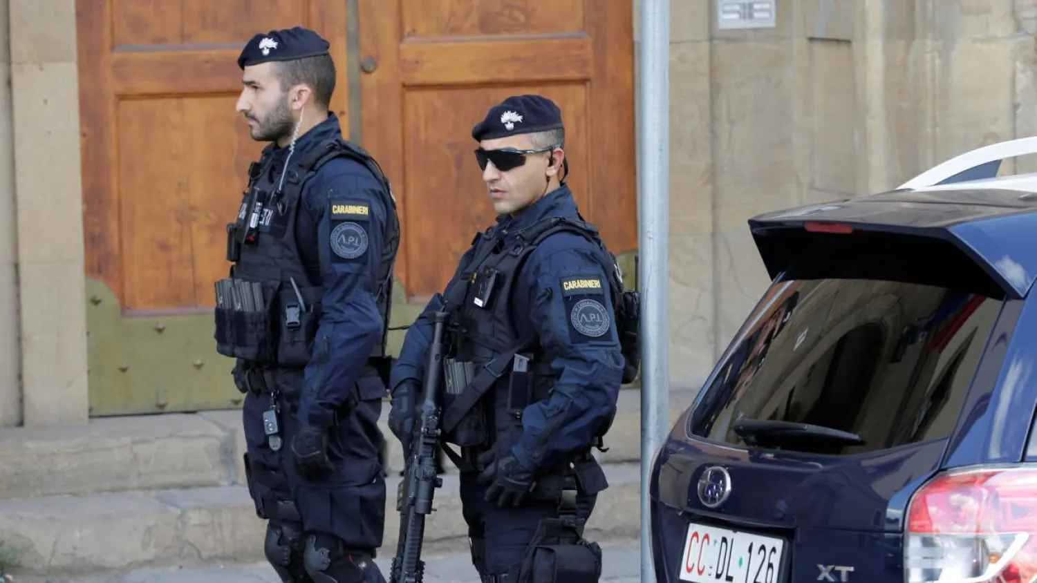 مقتل 3 عناصر أمن خلال مداهمة منزل في إيطاليا (صور)