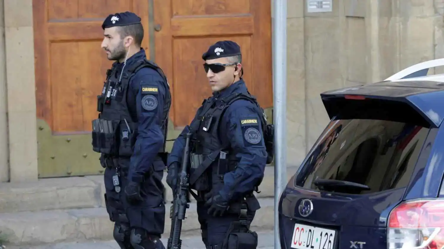 مقتل 3 عناصر أمن خلال مداهمة منزل في إيطاليا (صور)