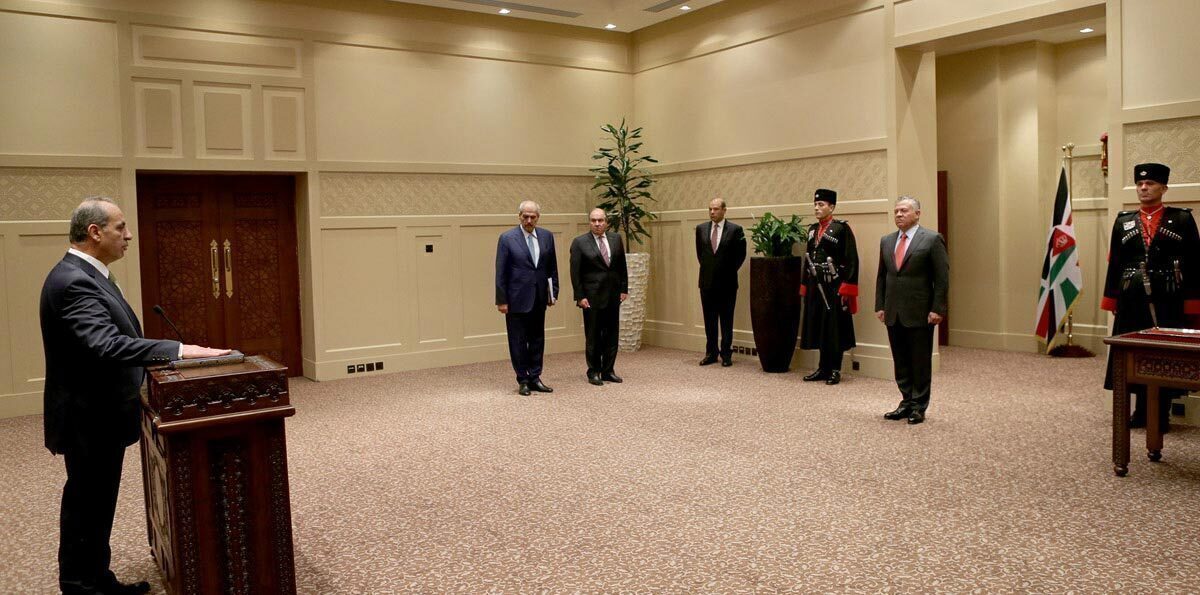 هل أطاحت تطبيقات "أوبر وكريم" بوزير النقل الأردني ؟