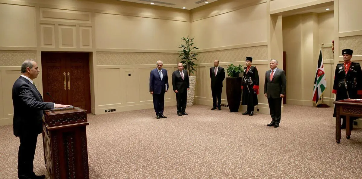 هل أطاحت تطبيقات "أوبر وكريم" بوزير النقل الأردني ؟