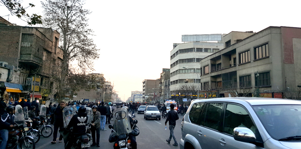 بالفيديو.. تظاهرات اليوم الرابع تتحدى تهديدات السلطات الإيرانية