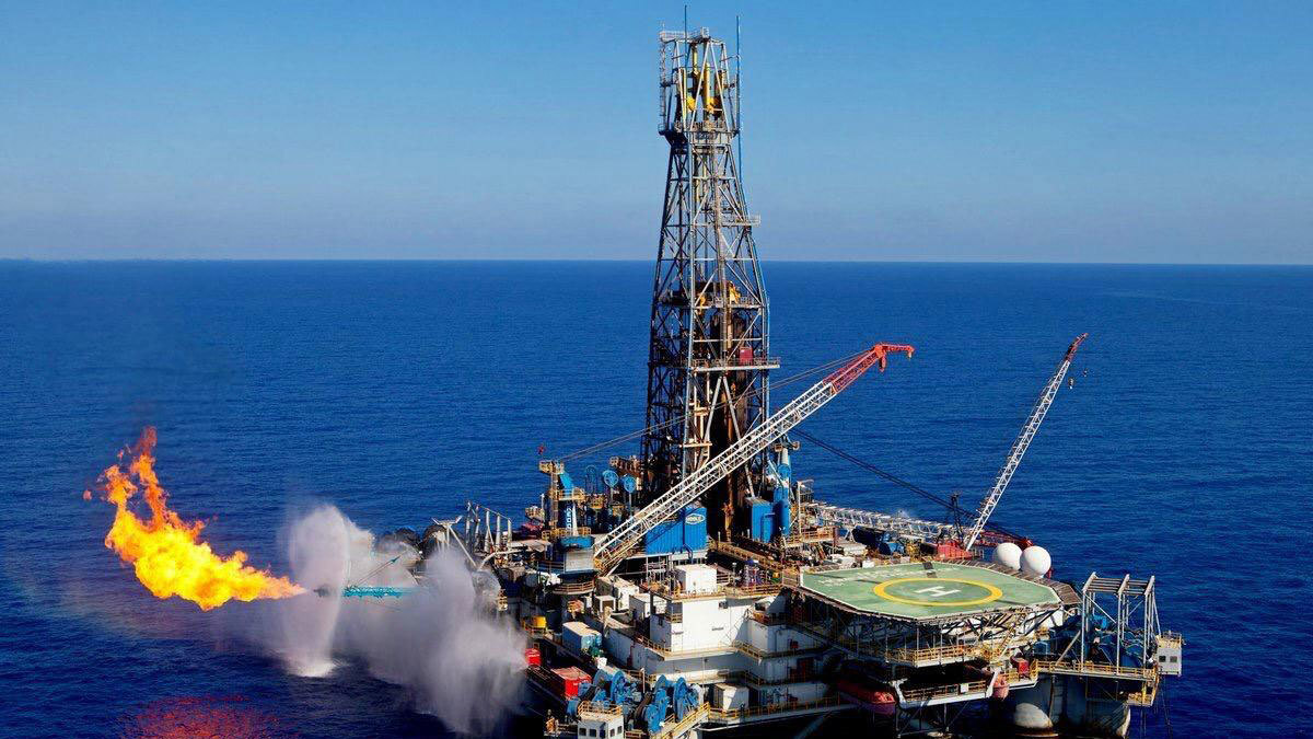 مصر تتفق مع 5 شركات للتنقيب عن النفط والغاز غرب البحر المتوسط