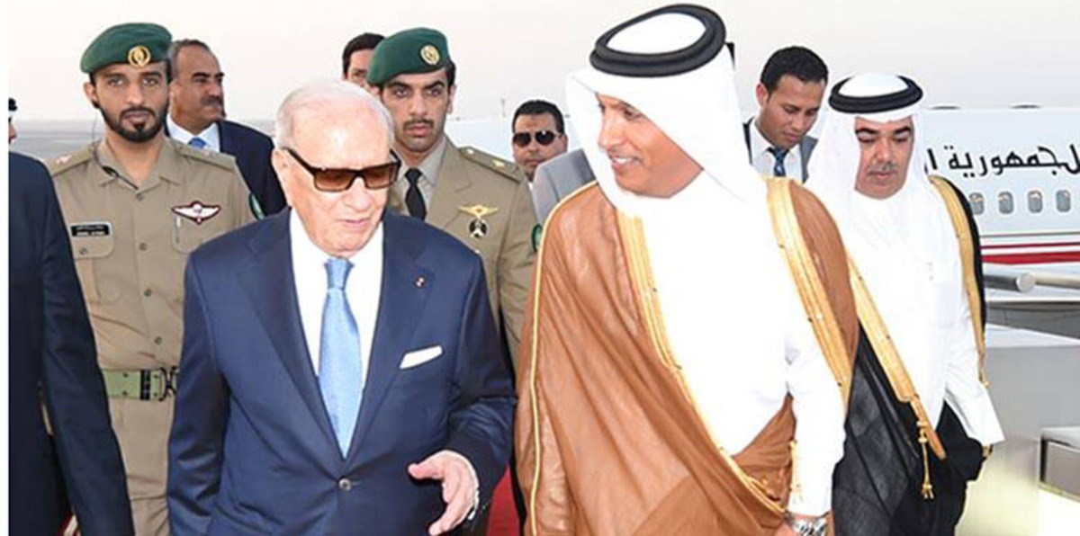 مراسمُ استقبال الرئيس السبسي في قطر تثيرُ الجدلَ في تونس