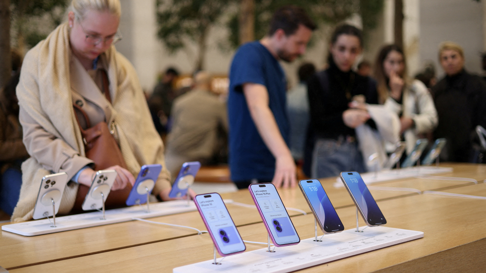 دعوات للمقاطعة.. رسوم ترامب تضاعف سعر هاتف "آيفون"