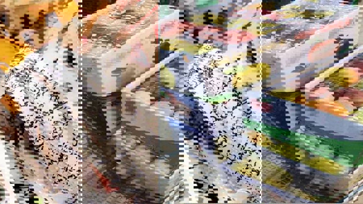 قصاصات قرآنية بصناديق تفاح بسلطنة عمان.. وناشطون: تفاح إيراني