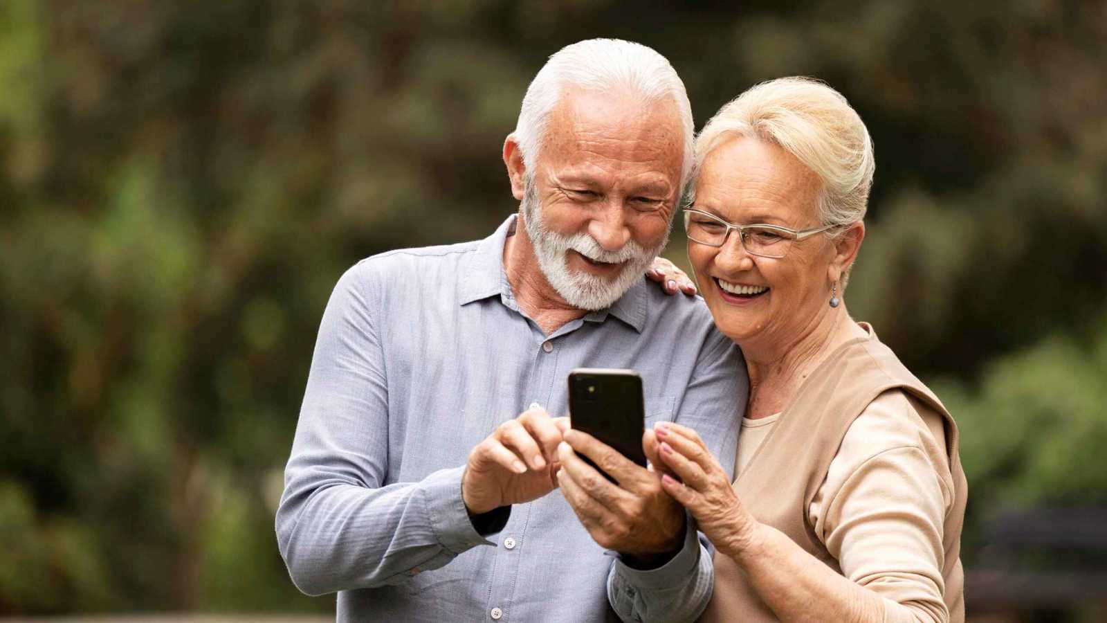 مواجهة حاسمة بين آيفون وأندرويد.. أيهما الأنسب لكبار السن؟