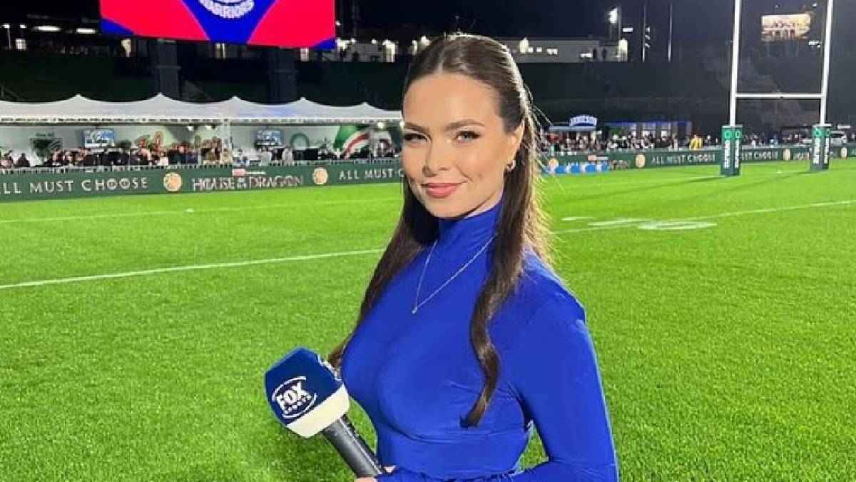 بسبب ملابسها المثيرة.. مذيعة شهيرة تتهم القنوات الرياضية بإقصائها (صور)