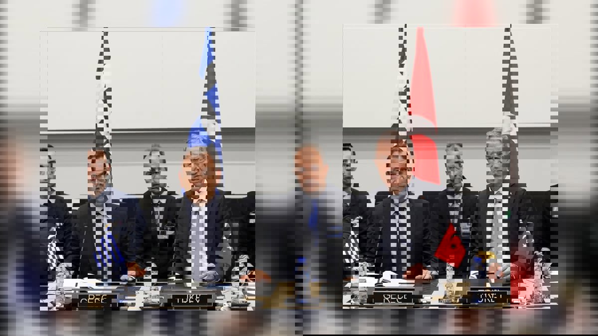 وزيرا الدفاع التركي واليوناني يؤكدان أهمية الحوار في تهدئة التوتر