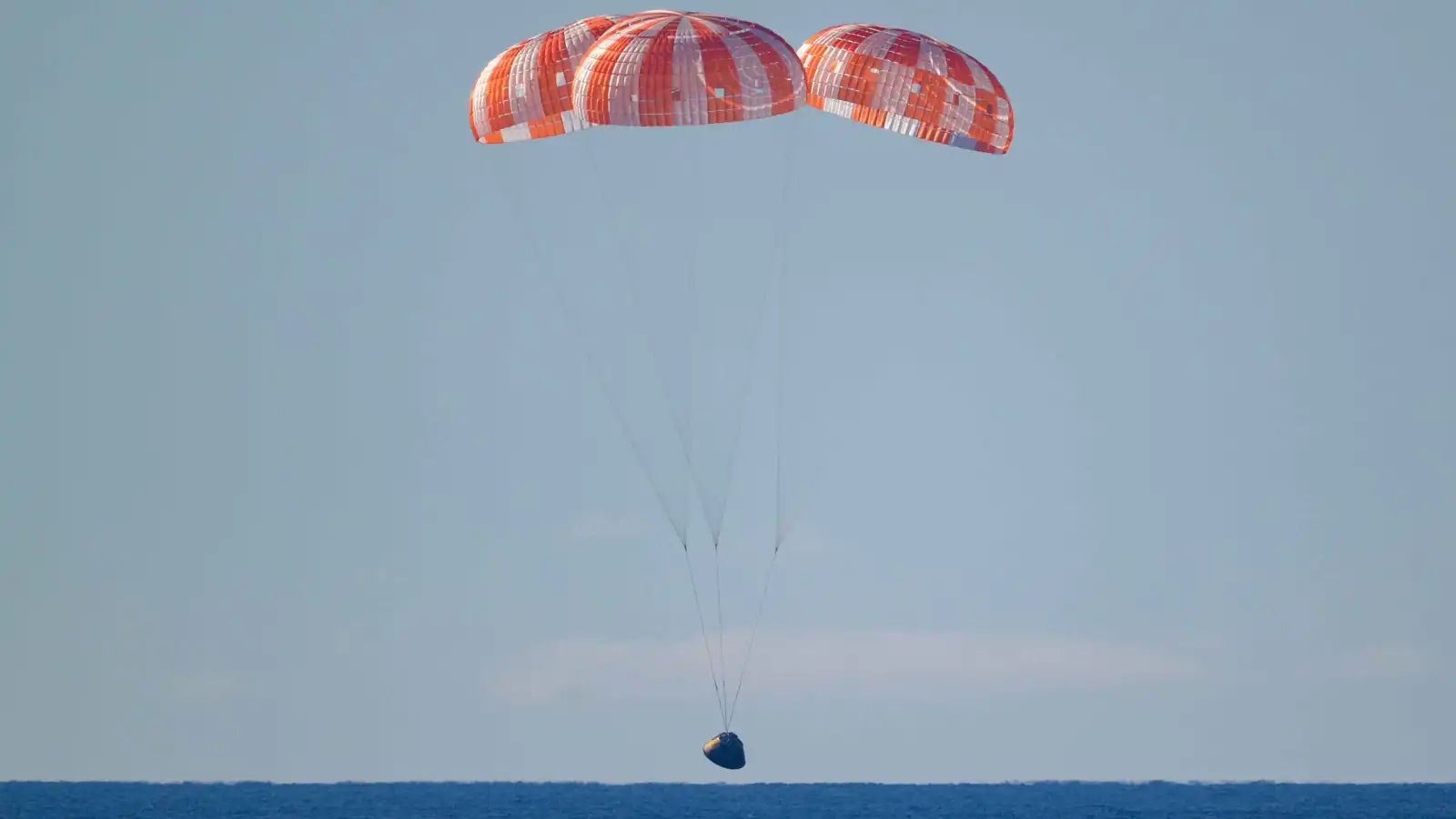 هبوط رواد "أرتيميس 2" في المحيط الهادئ (فيديو)