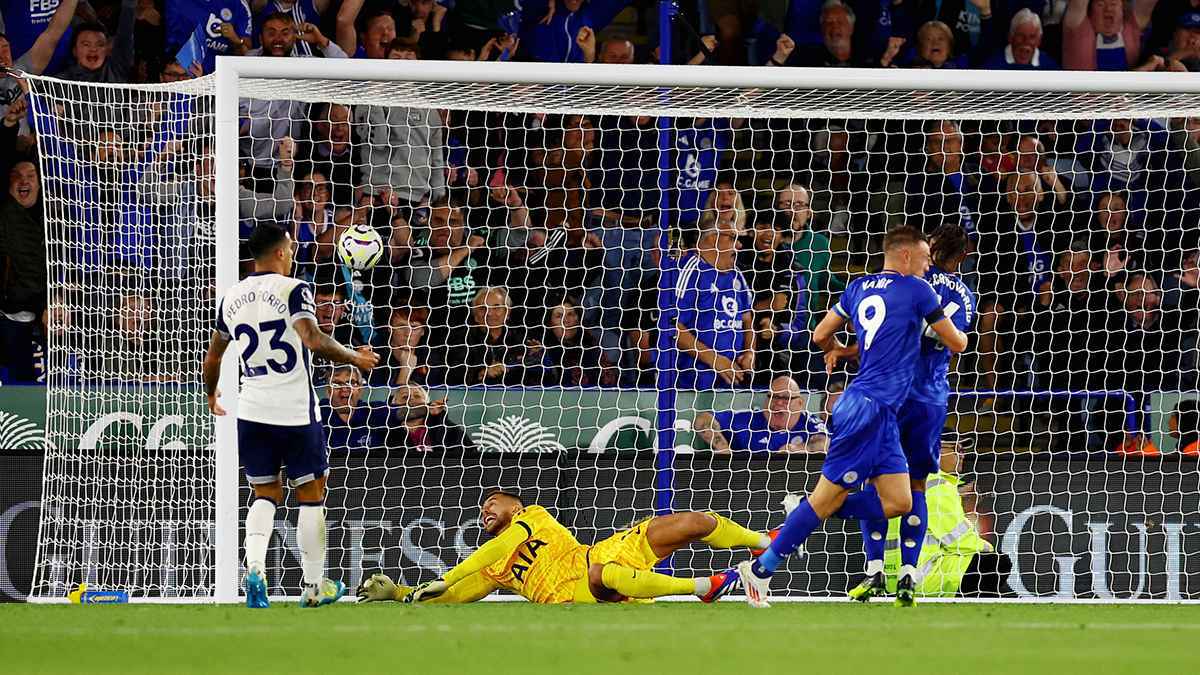 جيمي فاردي يستفز جماهير توتنهام بهذه الحركة (فيديو)