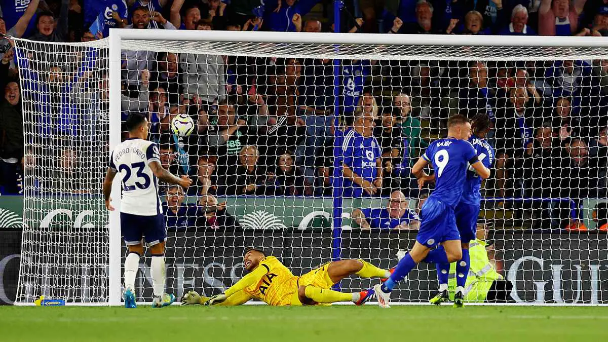 جيمي فاردي يستفز جماهير توتنهام بهذه الحركة (فيديو)