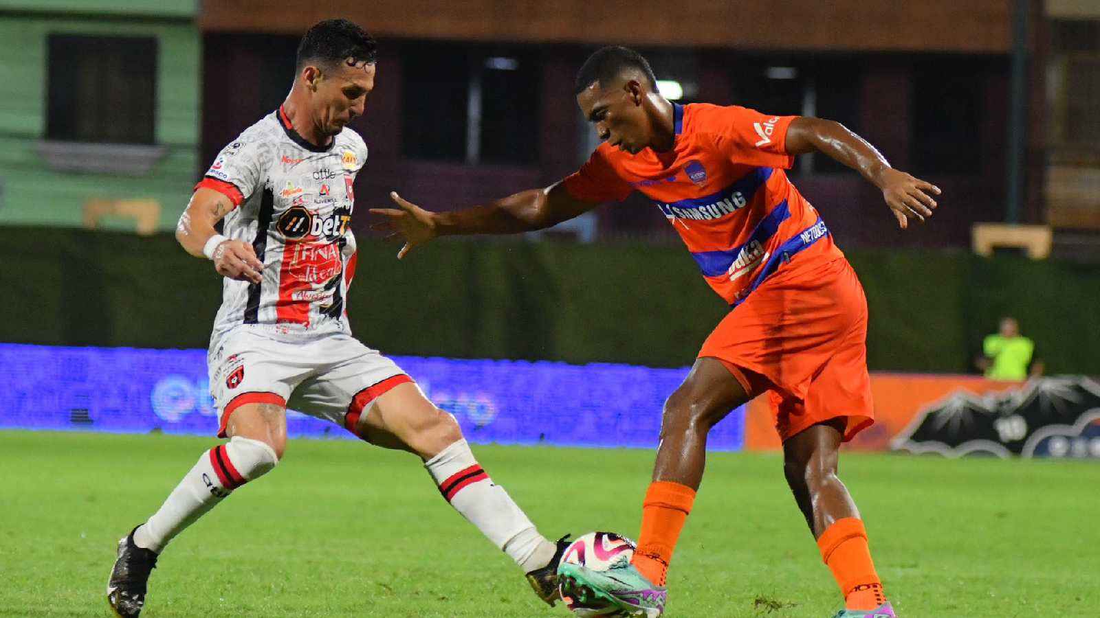 "أسوأ تسلل في التاريخ".. جدل تحكيمي واسع بالدوري الفنزويلي (فيديو)