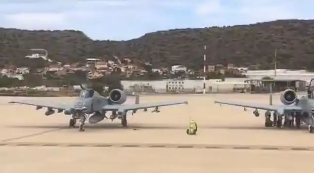 مقاتلة أمريكية في مطار خانيا بجزيرة كريت اليونانية