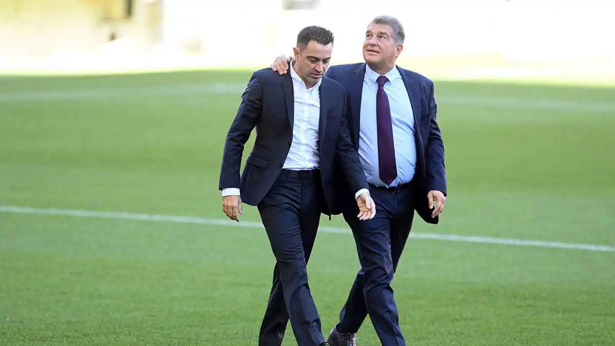 أقوى من لابورتا.. من هو أليخاندرو إتشيفيريا الذي طرد تشافي من برشلونة؟