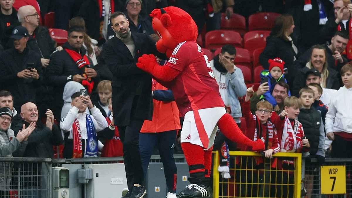 أول تعليق من فان نيستلروي بعد رحيله عن مانشستر يونايتد