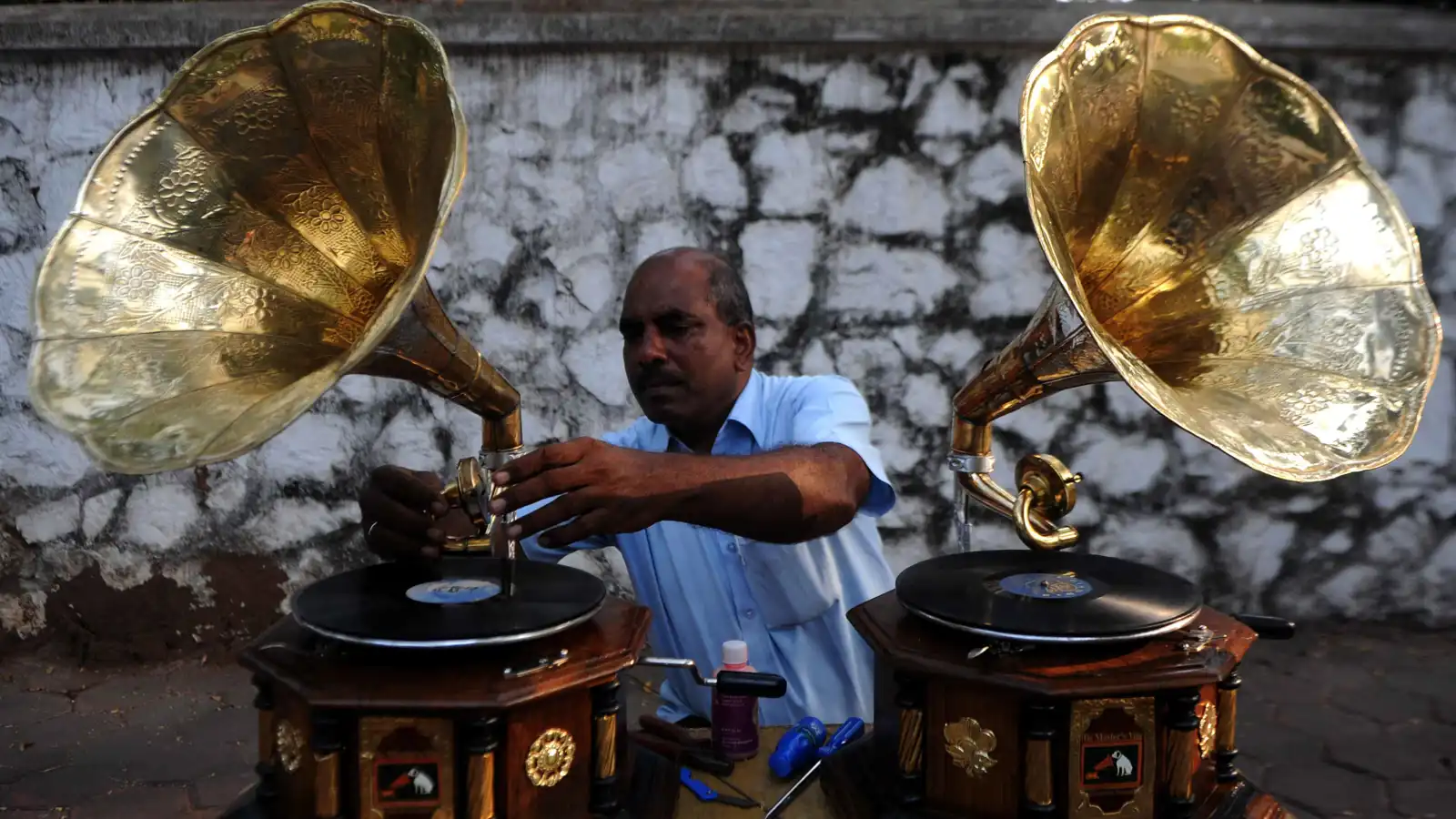  جهاز الغرامافون الذي يعد من الأجهزة القديمة
