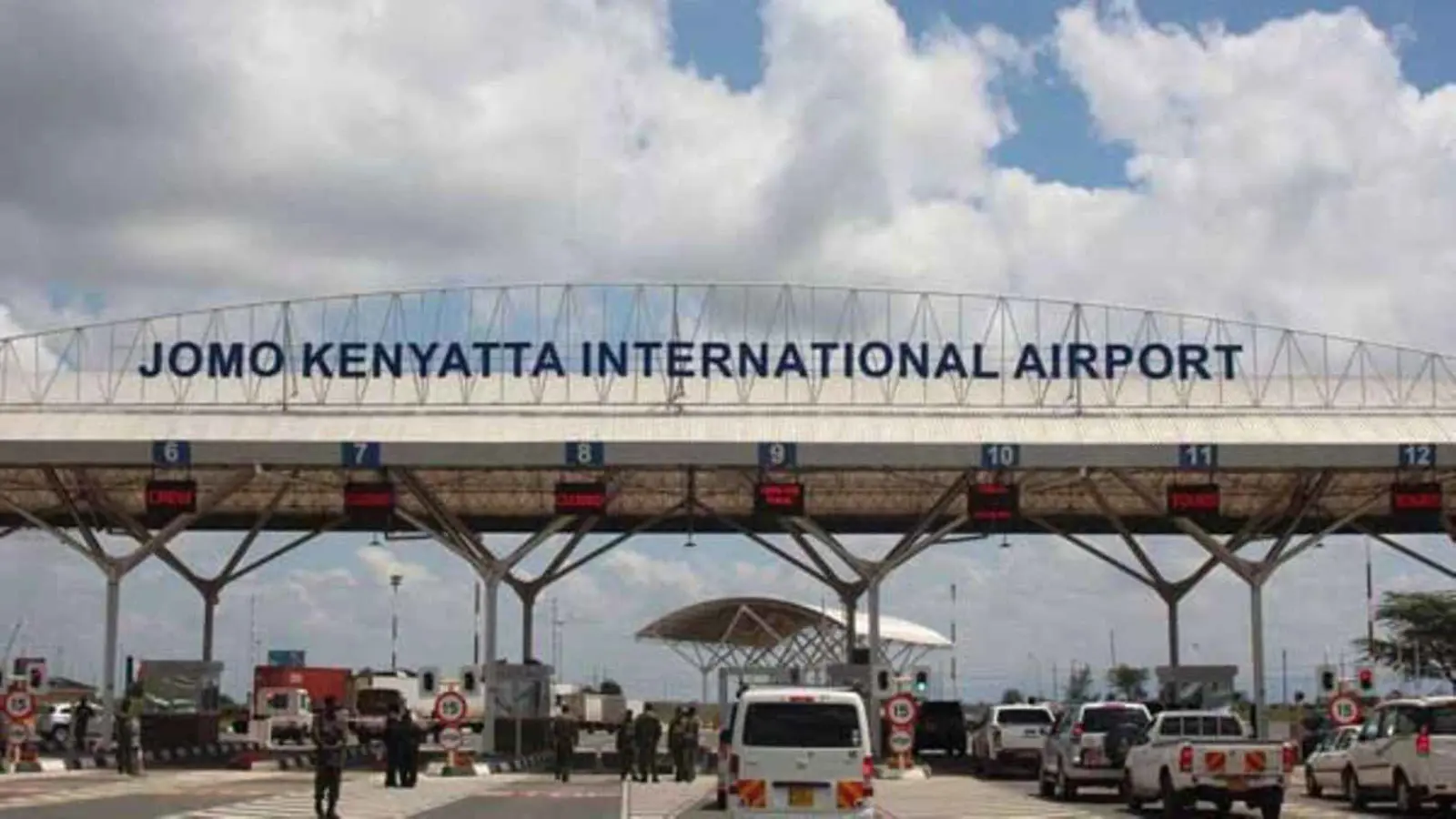 حريق في مطار نيروبي.. والطائرات تواصل الإقلاع (فيديو)