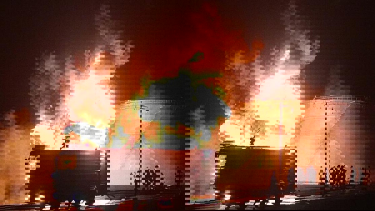 حريق كبير جراء انفجار بمصفاة نفط عدن (فيديو)