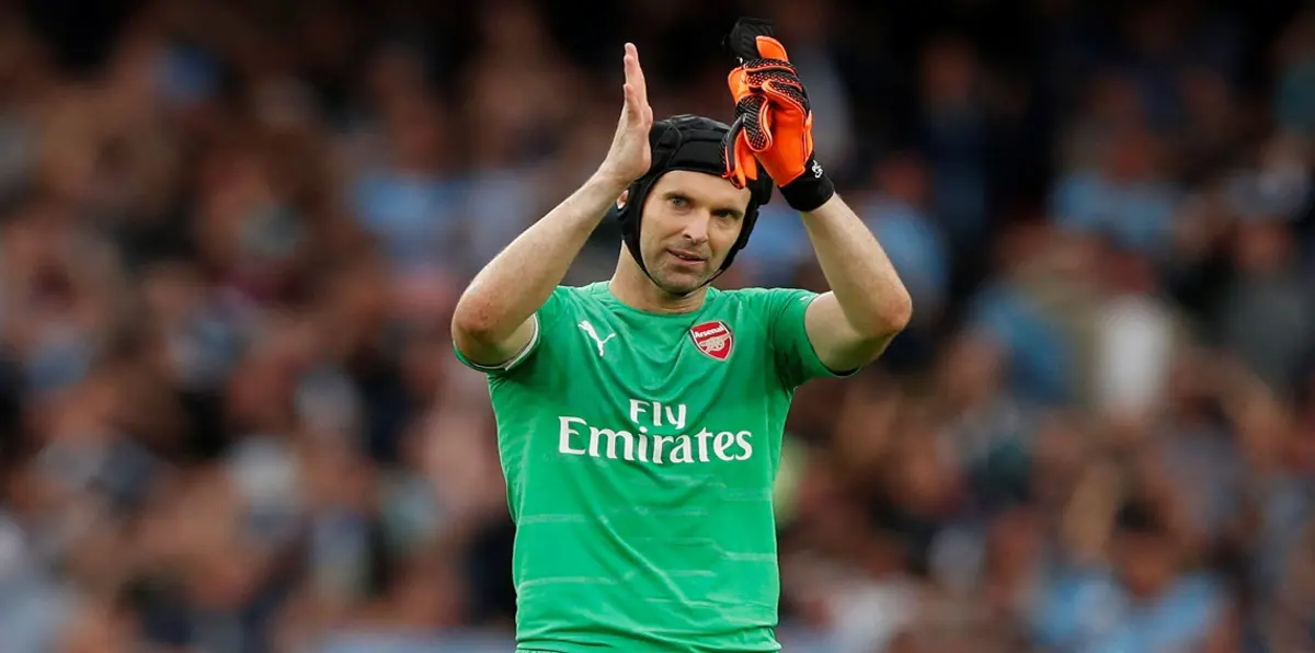 بيتر تشيك حارس آرسنال يرد بغضب على سخرية باير ليفركوزن (فيديو)